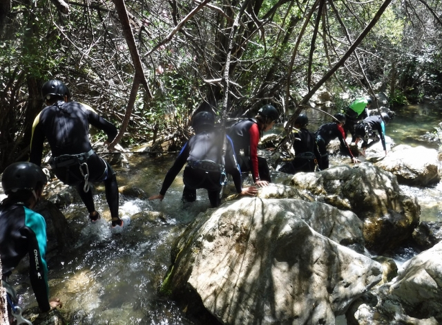 Pasando agachados entre las rocas